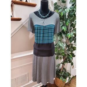 Women's Black & White Polyester Round Neck Half Sleeve Knee Length Dress 16